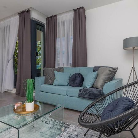 Apartments Ines Selce Esterno foto