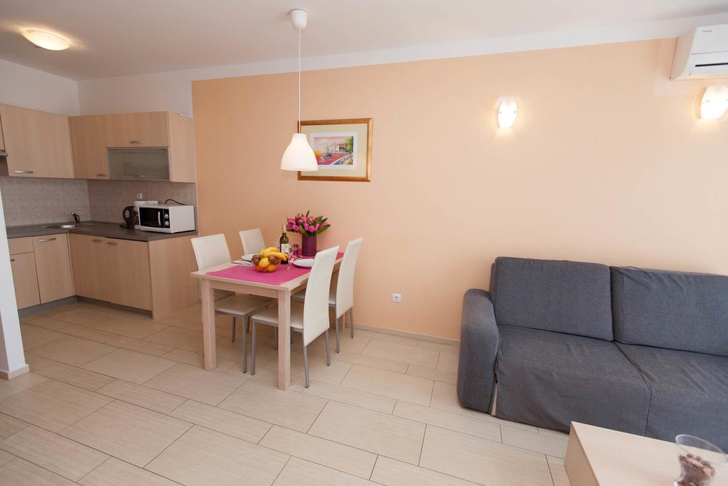 Apartments Ines Selce Esterno foto
